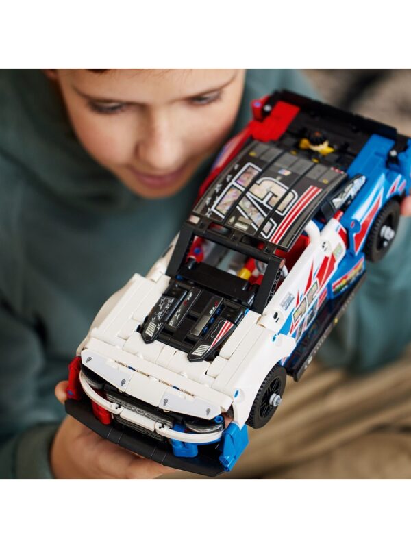 LEGO® Technic NASCAR® Yeni Nesil Chevrolet Camaro ZL1 (42153) - Görsel 4