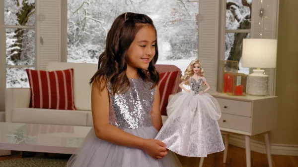 Barbie 2021 Mutlu Yıllar Bebeği Sarışın GXL18 - Görsel 4