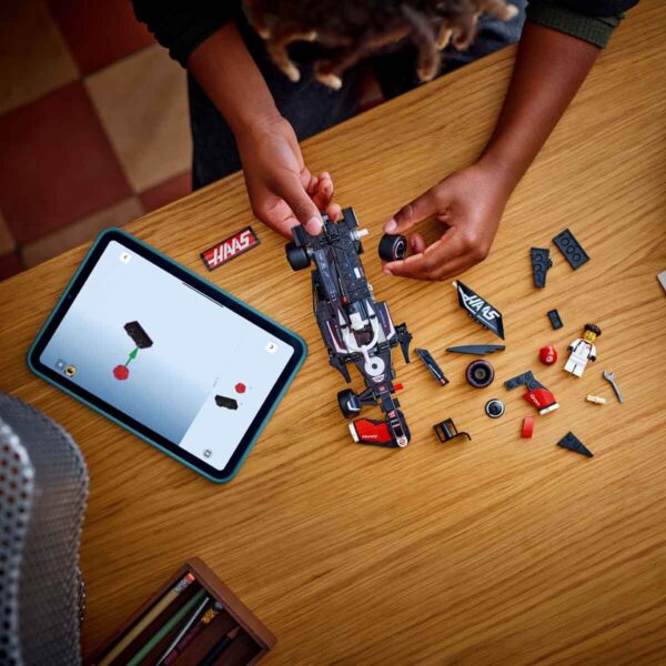 LEGO Speed Champions MoneyGram Haas F1 Team VF-24 Yarış Arabası 77250 - 10 Yaş ve Üzeri Çocuklar için Sürücü Minifigürü İçeren Yaratıcı Oyuncak Yapım Seti (242 Parça) - Görsel 8