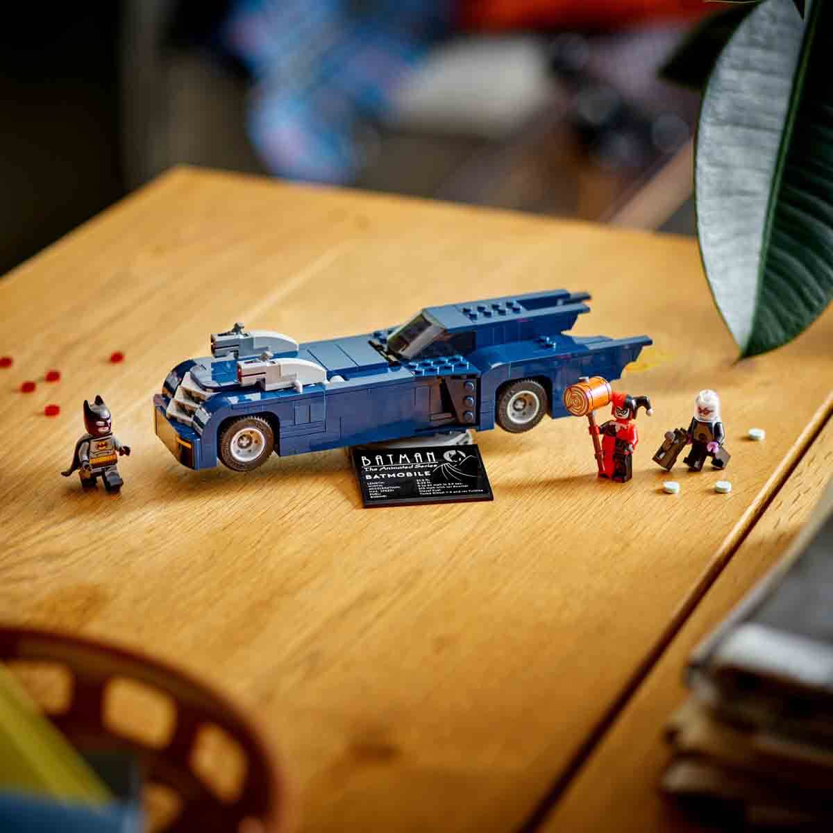 LEGO® Batman™: The Animated Series™ Batmobile™ – Batman™, Harley Quinn™ ve Mr. Freeze™’e Karşı 76274 - Görsel 6